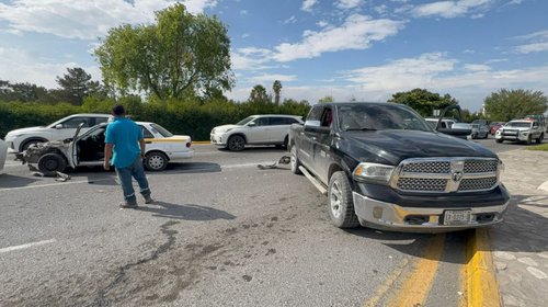 Taxi choca por alcance en semáforo y deja dos heridos