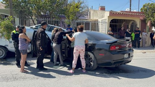 Carro choca contra una casa al perder control en Saltillo