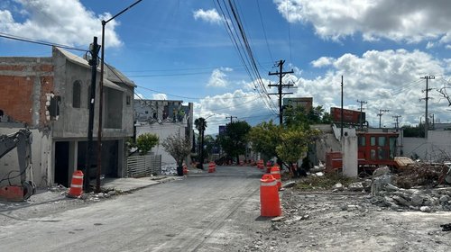 Avanza la demolición en Llave de Oro; aún siguen casas habitadas