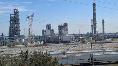 Industria petroquímica opera al 75% y frena contrataciones