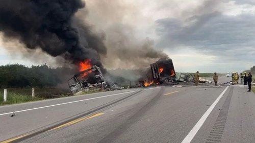 Muere una persona calcinada en choque de tráileres