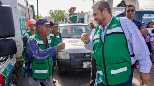 Llevan jornada de limpieza y servicios a Parajes del Valle