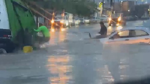 Salvan recolectores de basura a un automovilista en Monterrey