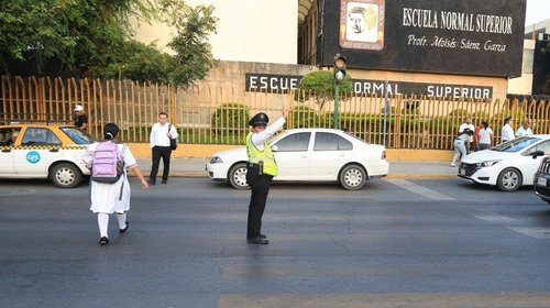 Monterrey vigila zonas escolares con 80 agentes viales