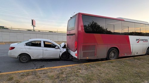 Termina auto compacto incrustado en camión de transporte