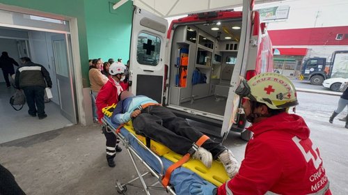 Motociclista de 15 años sufre fractura tras choque con camioneta