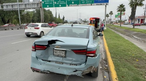 Deja choque en el puente de Juan Navarro a dos mujeres heridos