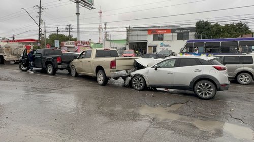 Termina auto debajo de camioneta tras choque en Saltillo