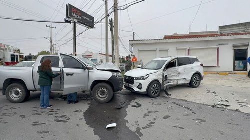 Rescatan a conductora tras fuerte choque en Abasolo
