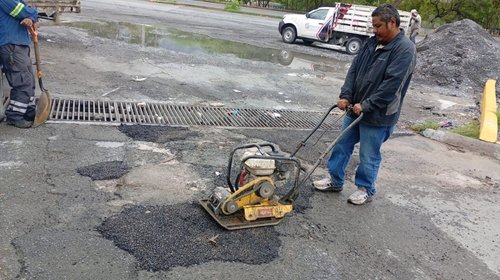 Refuerzan bacheo en Santa Catarina tras las lluvias