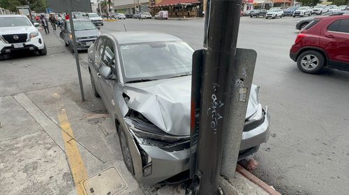 Choque de tres autos desquicia el bulevar V. Carranza