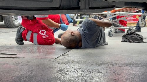 Camioneta arrolla a un indigente en estacionamiento