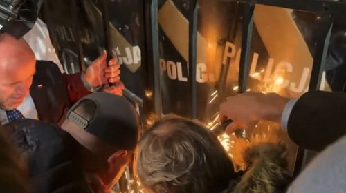 Despliegan operativo por crisis en tribunal de Polonia