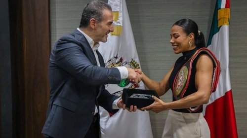 Alcalde de Monterrey reconoce a la boxeadora Rodríguez
