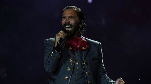 Rinde homenaje Alejandro Fernández a su padre