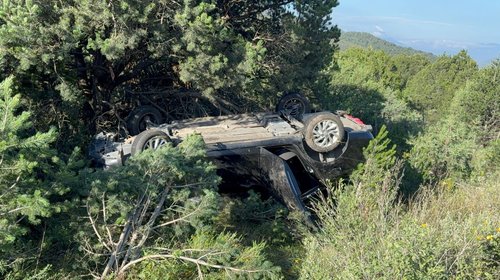 Vuelca auto por mancha de aceite en la carretera a México