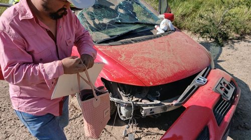Vuelca auto por ponchadura en la carretera a Monclova