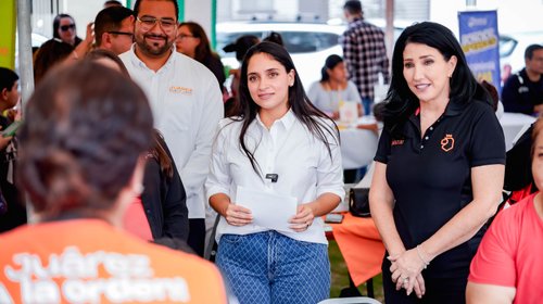 Mónica Oyervides acerca trámites y salud a vecinos de Juárez