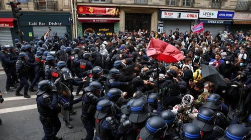 Francia reporta 135 detenidos en protestas y refuerza seguridad