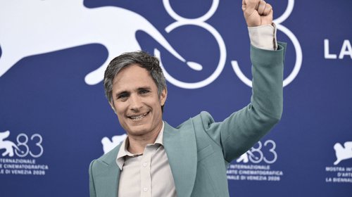 Gael García Bernal estrena 'Hombre al agua' en Venecia