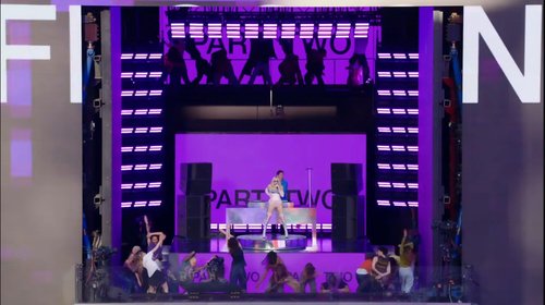 Sorprende Madonna con show en Times Square y anuncia nuevo álbum