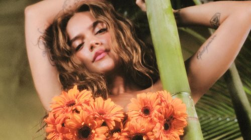 Karol G regalará boletos con concurso de coctelería