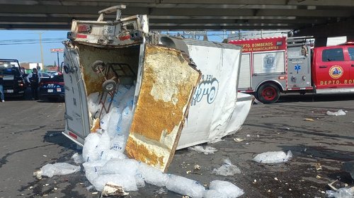 Tráiler sin frenos embiste siete autos en Aguascalientes