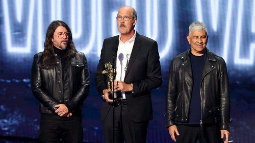 Nirvana recibe el Video Vanguard Award de MTV