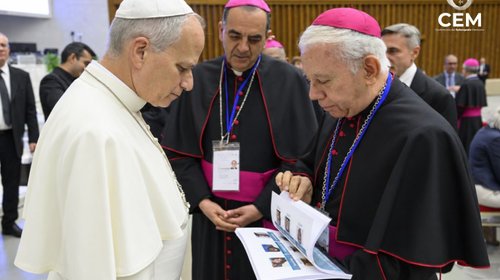 Episcopado entrega al papa libro sobre desaparecidos en México