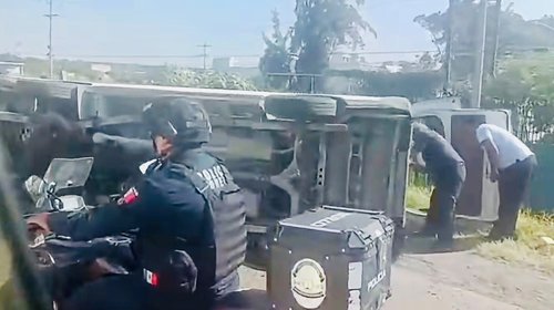 Balean a chofer de combi en Cuautla; vuelca y hay dos heridos