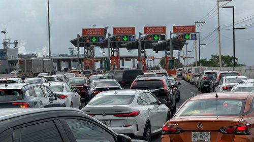 Se mantienen filas en caseta al Aeropuerto tras reactivarse cobro