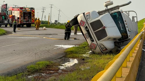 Vuelca pipa con gasolina y provoca derrame en Altamira