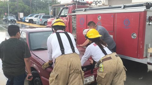 Conato de incendio en automóvil alerta a clientes en Plaza Madero