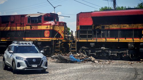 Tren impacta tráiler y provoca afectaciones viales en Guadalupe
