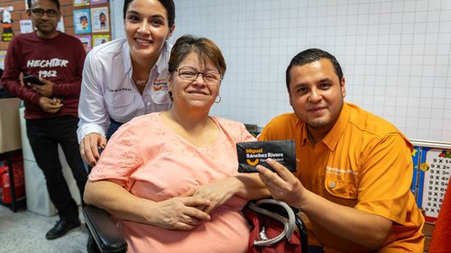 Miguel Sánchez entrega más de 500 lentes gratuitos en Zuazua