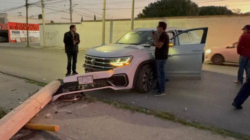 Derriba poste tras perder el control de camioneta en Ramos Arizpe