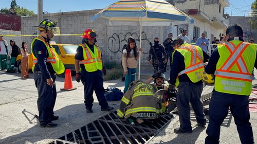Bomberos liberan a estudiante que quedó atrapada en una coladera