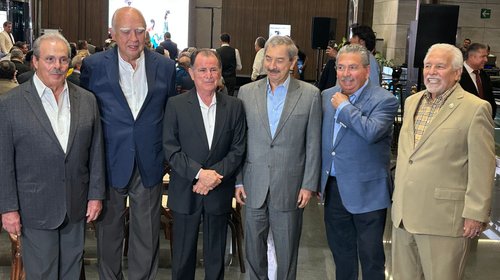 Reconocen a Eloy Cavazos por 60 años de Alternativa