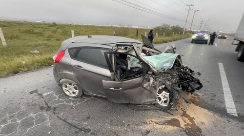 Hospitalizan a conductor tras choque con camión en Ramos Arizpe