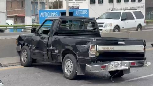 Choque entre camión y camioneta provoca filas en el periférico