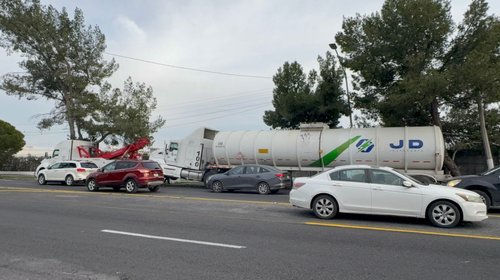 Aseguran pipa de 48,000 litros en carretera a Torreón