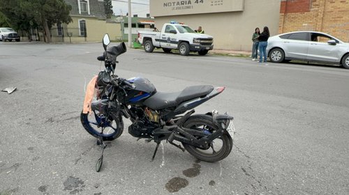 Moto se impacta contra auto en cruce de Michoacán e Hidalgo