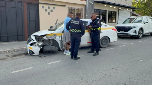 Taxista ocasiona accidente al querer cambiar de carril
