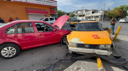 Evita choque entre taxis y termina impactado contra postes