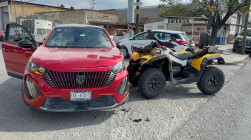 Choca cuatrimoto contra camioneta en colonia La Salle