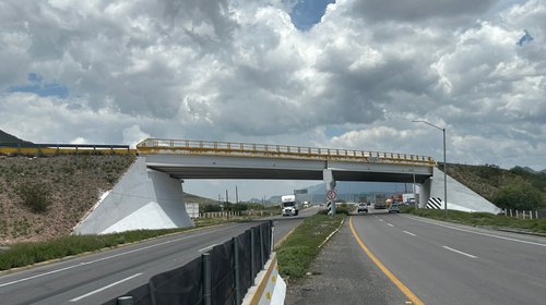 Usuarios denuncian largas filas en la caseta Plan de Ayala