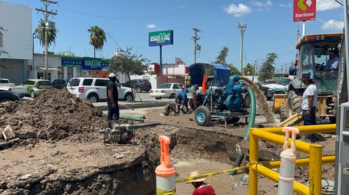 Fuga de agua crea caos frente a Central de Autobuses de Matamoros