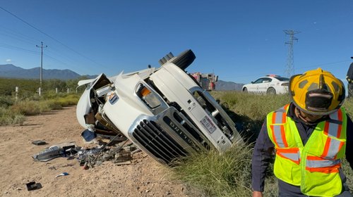 Tres trabajadores resultan heridos tras volcadura en carretera