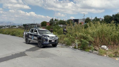 Automóvil se mueve y casi cae a arroyo en Lomas Verdes