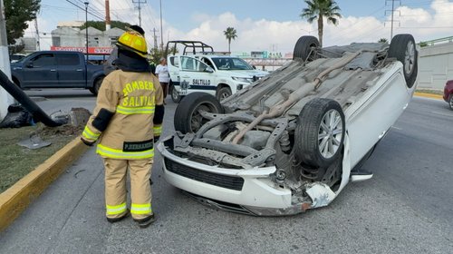 Detienen a conductor tras volcadura en bulevar Fundadores